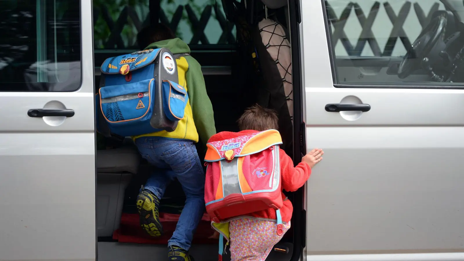 Kindersicherheit im Auto geht vor: Eltern sollten sicherstellen, dass die Gurte korrekt sitzen und die Kindersitze richtig platziert sind. (Foto: Ralf Hirschberger/dpa-Zentralbild/dpa-tmn)