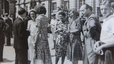 Schon 1948 wurden bei der Bachwoche entspannte Pausengespräche vor der Residenz geführt. (Foto: A. Hoelscher)