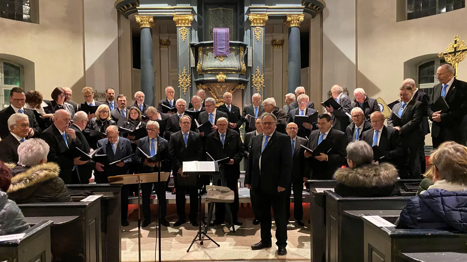 Der Bürgermeisterchor des Landkreises führte in der Unterschwaninger Dreifaltigkeitskirche musikalisch durch die Adventszeit. (Foto: Walter Oberhäußer)