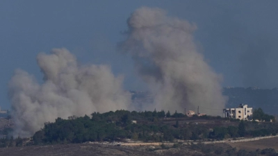 Rauch steigt nach einem israelischem Bombardement im Südlibanon auf. (Foto: Baz Ratner/AP)