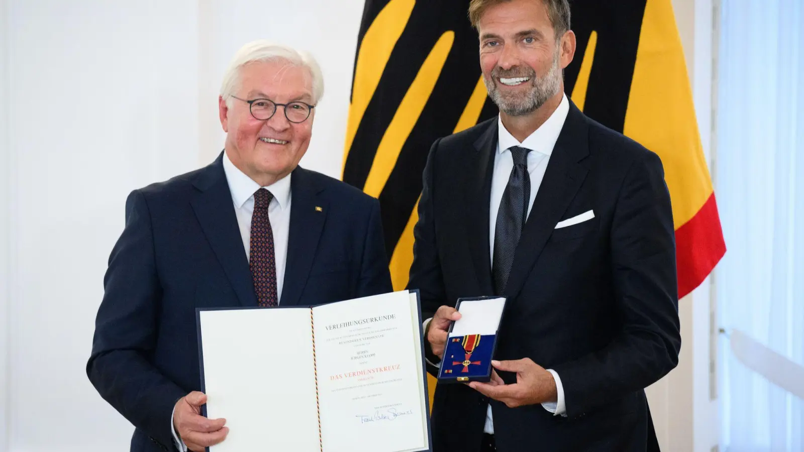 Jürgen Klopp hat den Verdienstorden erhalten und das Thema Bundestrainer ausgeblendet. (Foto: Bernd von Jutrczenka/dpa)