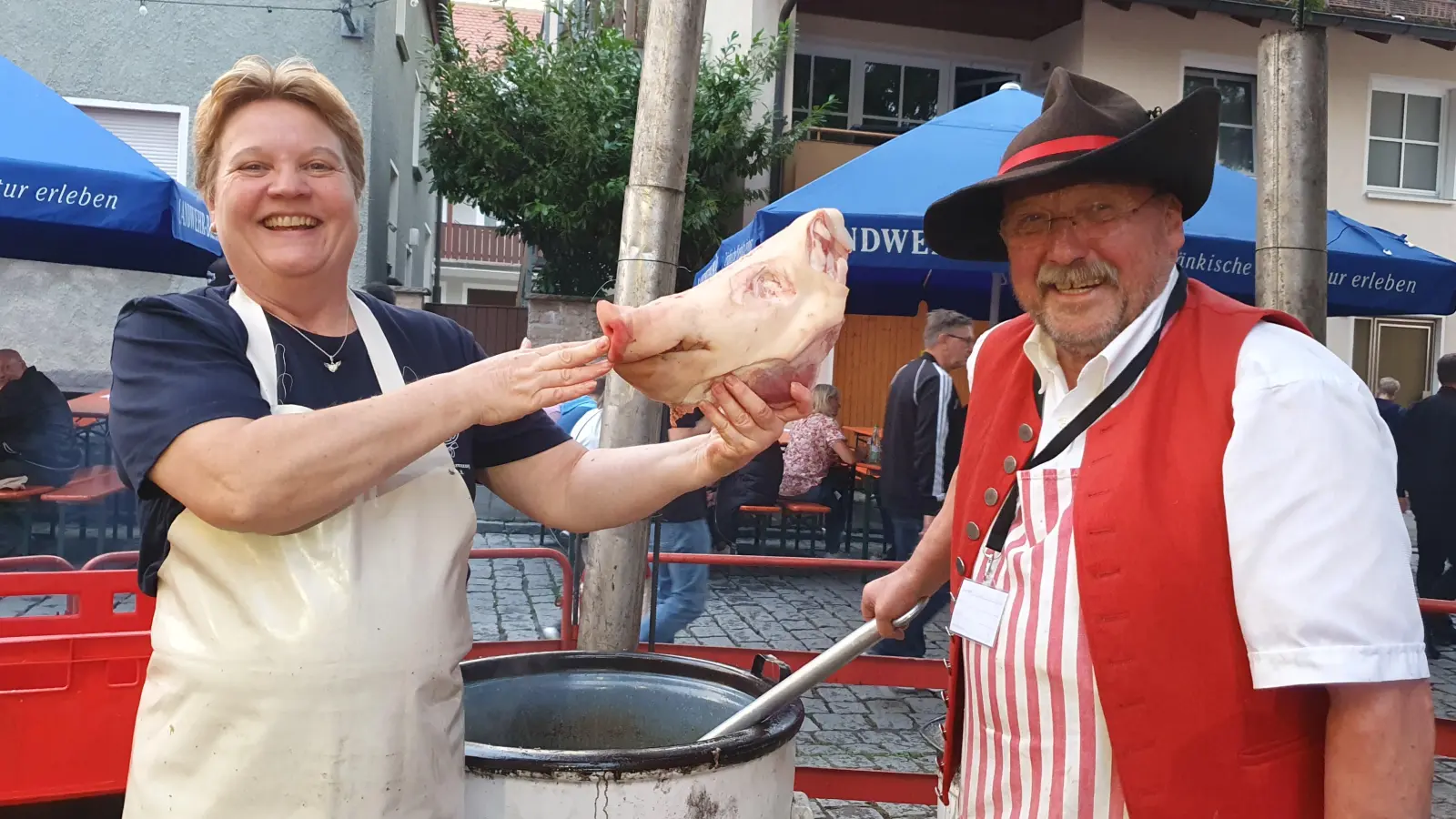 Annette Jung vom Saukopf-Team am Holzmarkt mit einem der letzten Sauköpfe, den Rainer Volkert mit zubereitet. (Foto: Anna Franck)