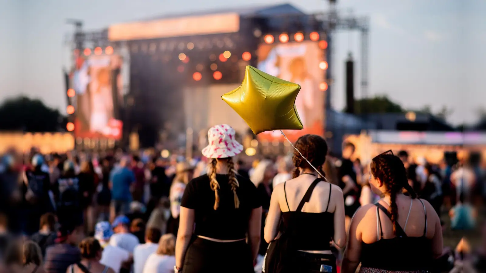 Plötzlich verhindert? Ticketinhaberinnen und -inhaber sollten dann frühzeitig den Veranstalter kontaktieren, inwieweit der Weiterverkauf legal möglich ist. (Foto: Hauke-Christian Dittrich/dpa/dpa-tmn)