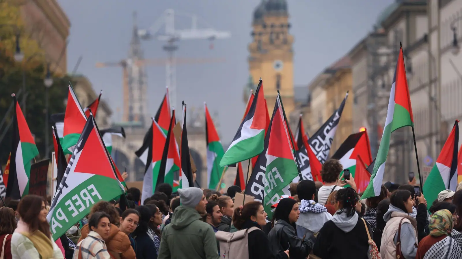 Mehrere Hundert propalästinensische Aktivistinnen und Aktivisten zogen in einem Protestmarsch durch München. (Foto: Karl-Josef Hildenbrand/dpa)