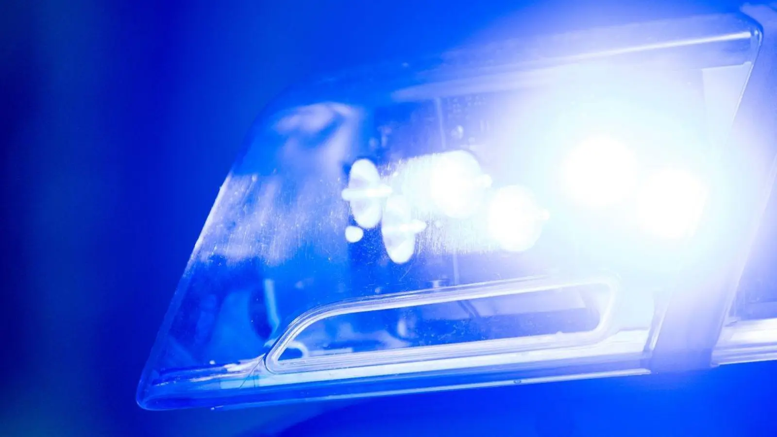Ein Blaulicht leuchtet an einer Polizeistreife. (Foto: Lino Mirgeler/dpa/Symbolbild)