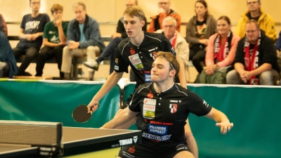 Die Windsbacher Daniel Rinderer (vorne) und Tom Schweiger (hier im Doppel beim Auftaktspiel gegen Hohenstein-Ernsttall II) laufen gegen Versbach auf den Positionen 3 und 4 auf. (Foto: Markus Zahn)