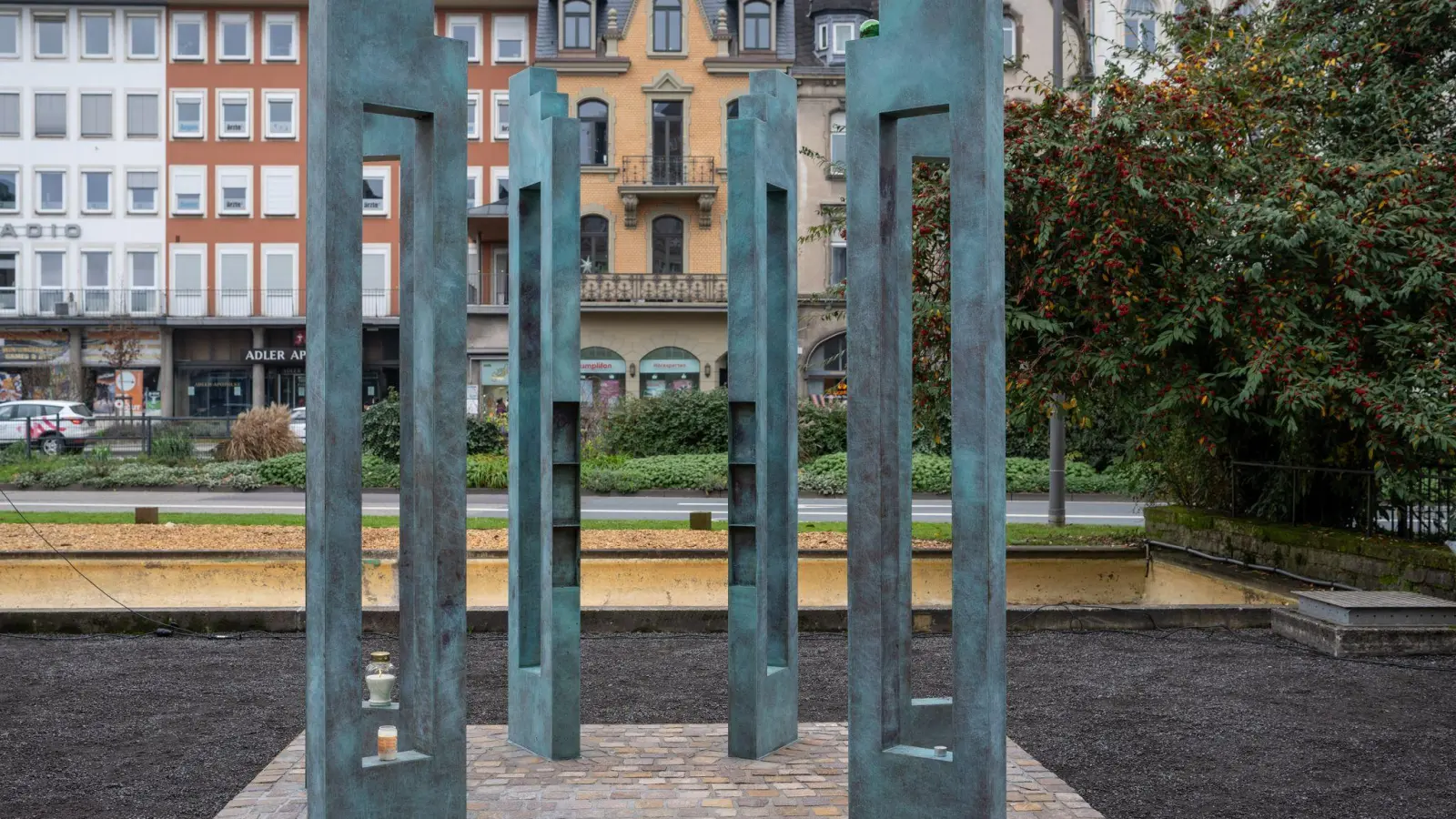 Die Gedenkstätte besteht aus einer Gruppe von großen Bronzestelen. (Foto: Harald Tittel/dpa)