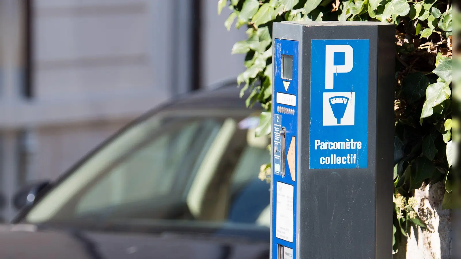 Egal, ob Sie in der Schweiz Urlaub machen oder das Land nur durchqueren – wer dort Auto fährt, sollte die Verkehrsregeln genau kennen und einhalte, das gilt auch fürs Parken. (Foto: Soeren Stache/dpa/dpa-tmn)