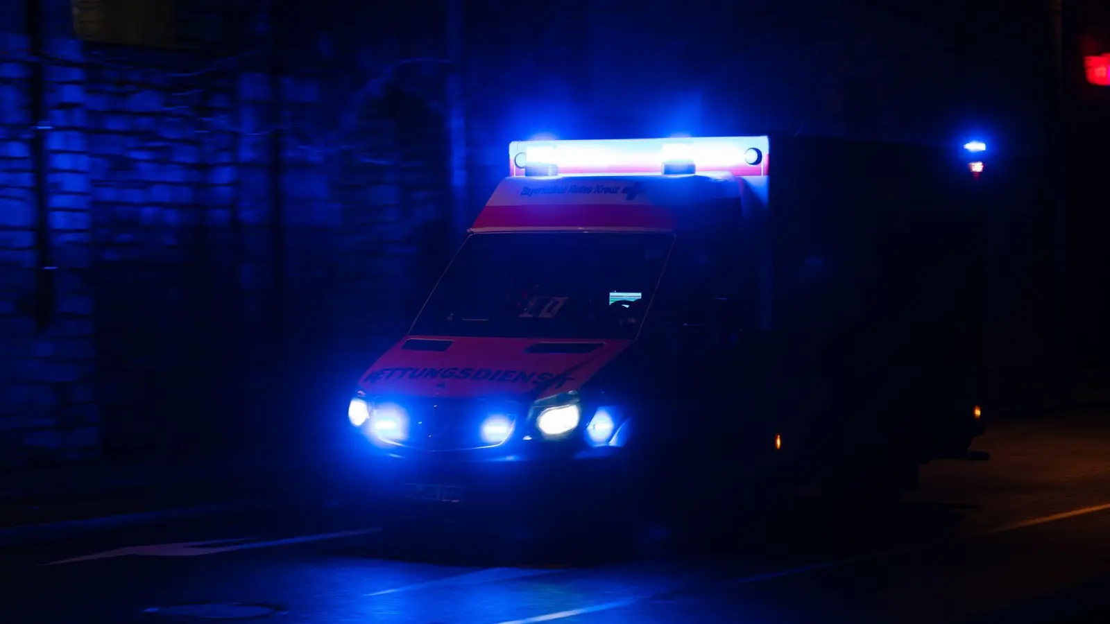 Ein Rettungswagen brachte den lebensgefährlich Verletzten ins Klinikum. (Symbolbild) (Foto: Nicolas Armer/dpa)