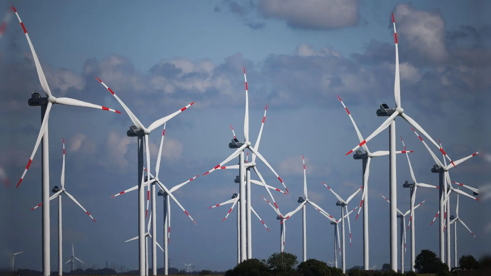 Die Energienutzung aus Wind- und Solarkraft ist 2023 auf dem höchsten je registrierten Stand. (Archivbild) (Foto: Christian Charisius/dpa)