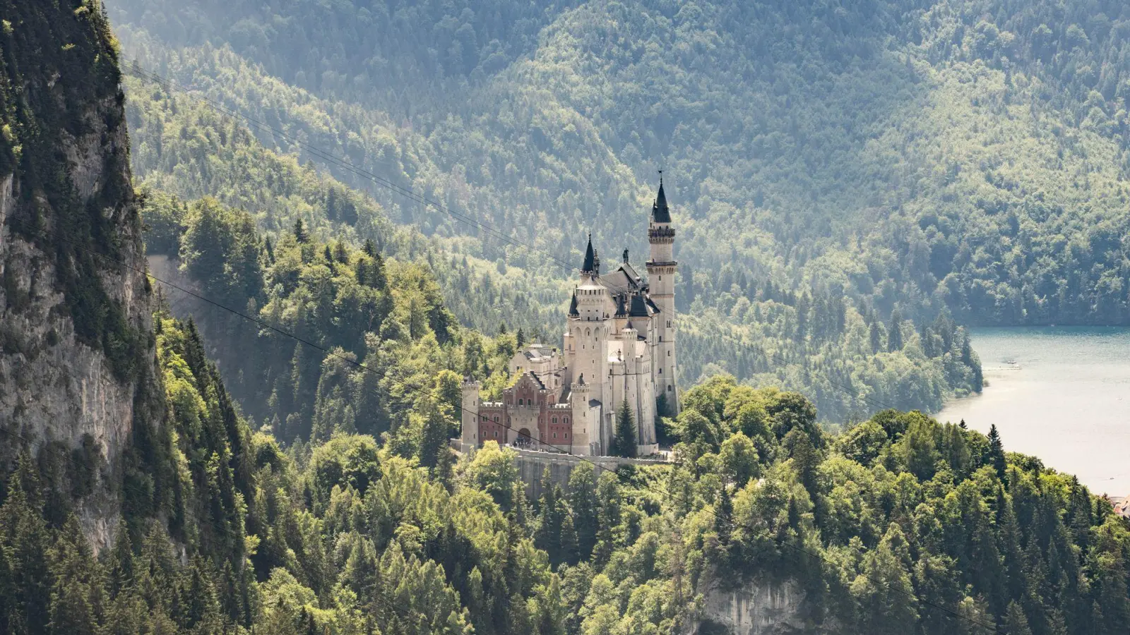 Um Neuschwanstein gibt es immer wieder Streit (Archivbild).  (Foto: Frank Rumpenhorst/dpa)