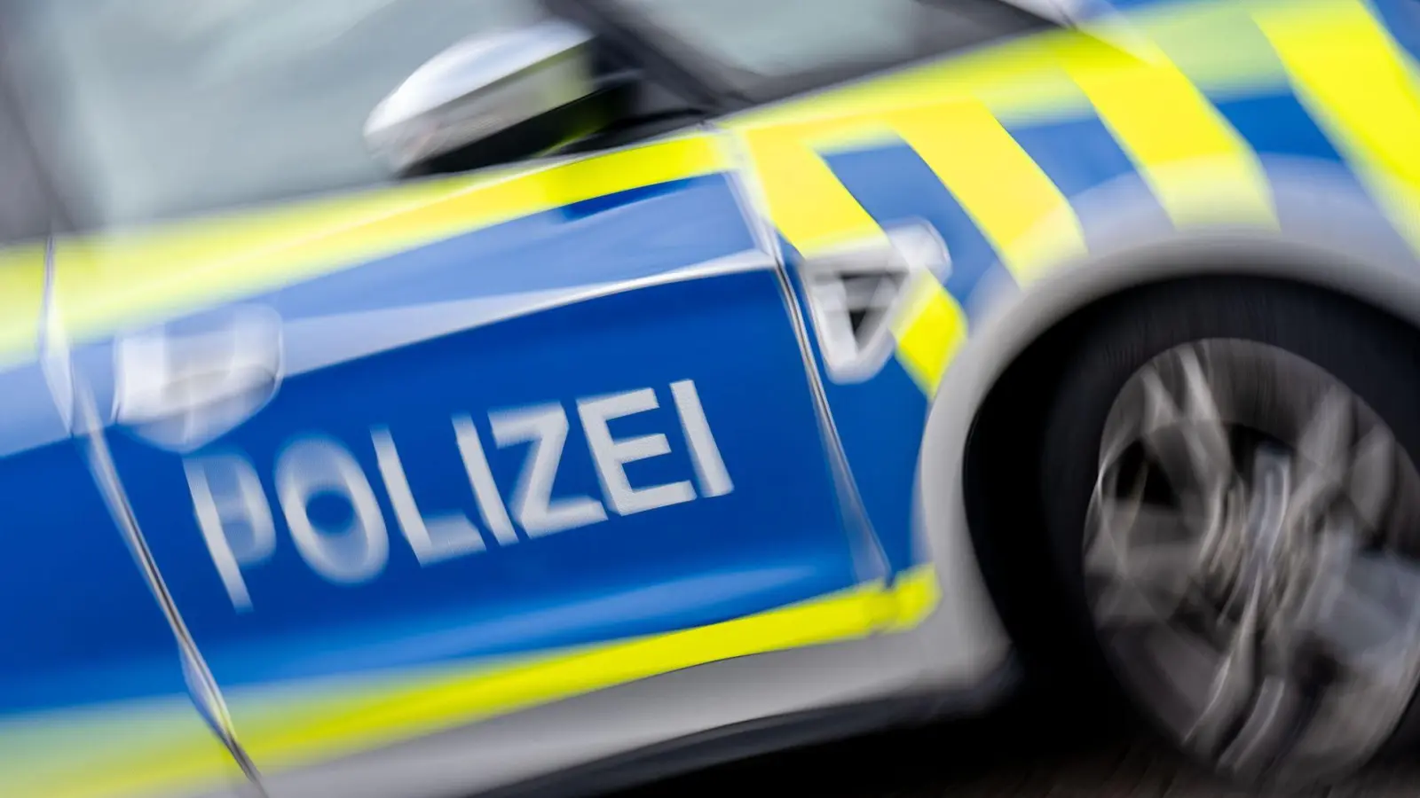 Zwei Männer mit einem waffenähnlichen Gegenstand haben in Berchtesgaden die Polizei auf den Plan gerufen. (Symbolbild) (Foto: Hendrik Schmidt/dpa)