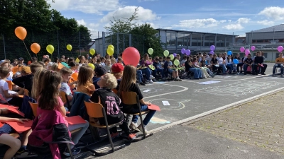Die Kinder der Veit-vom Berg-Grund- und Mittelschule in Uehlfeld beteiligten sich an Initiative „IchStehAuf – Schulen für Demokratie und Vielfalt“ . Zum bundesweiten Aktionstag am Donnerstag, 6. Juni, ließen sie Luftballons in Regenbogenfarben in den Himmel steigen. (Foto: Nicole Gunkel)