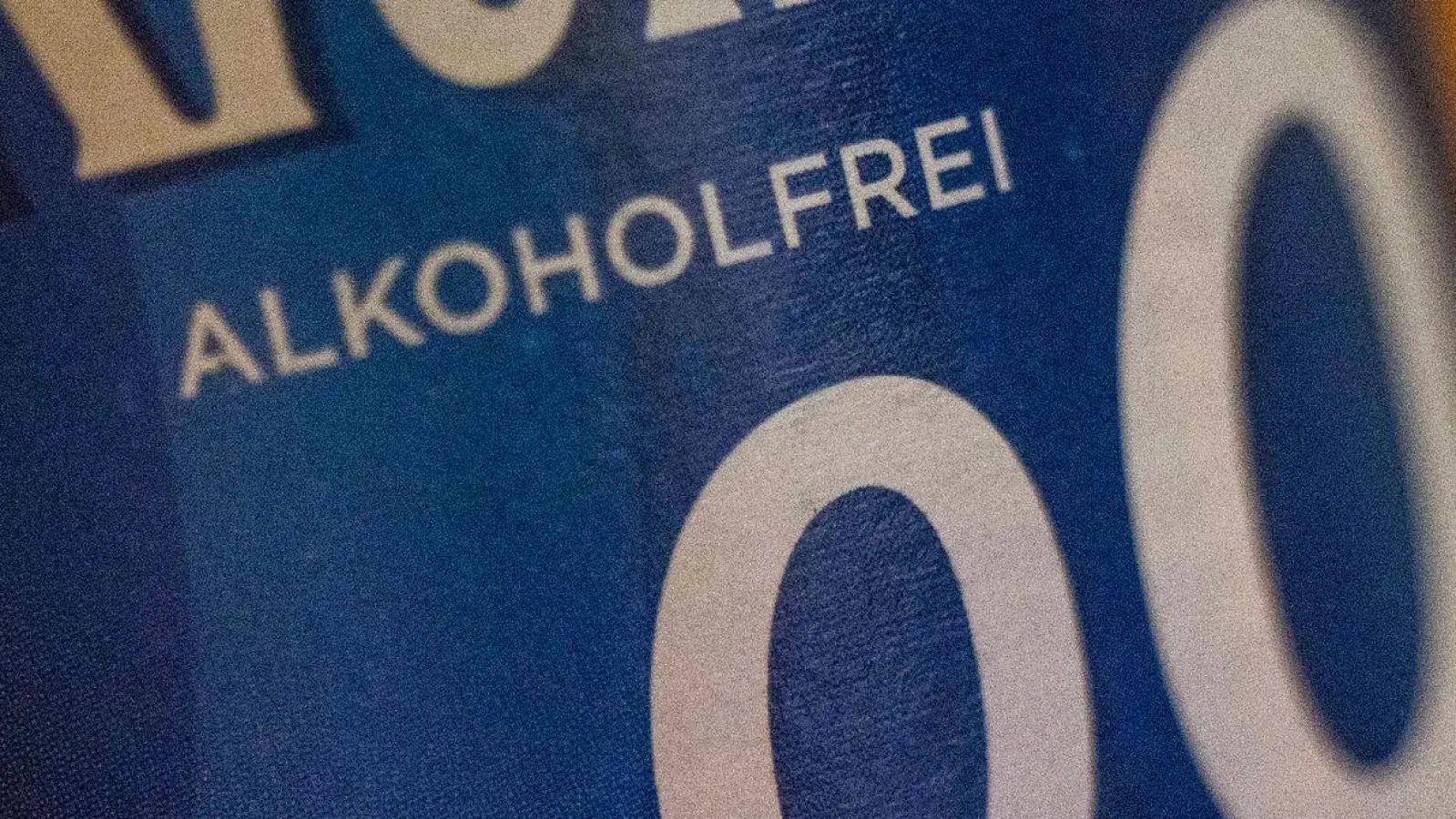 Eine Flasche alkoholfreies Bier. (Foto: Christophe Gateau/dpa/Symbolbild)