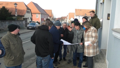 Bei einem Ortstermin im Februar 2023 machte sich der Marktgemeinderat ein Bild von den Verhältnissen an der Lehrberger Ortsdurchfahrt. (Archivfoto: Winfried Vennemann)