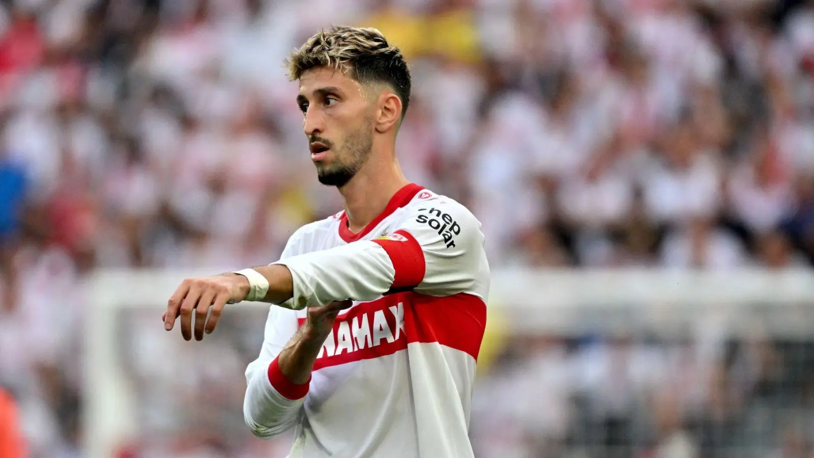 Atakan Karazor und der VfB Stuttgart sind am Samstag beim VfL Wolfsburg zu Gast. (Foto: Jan-Philipp Strobel/dpa)