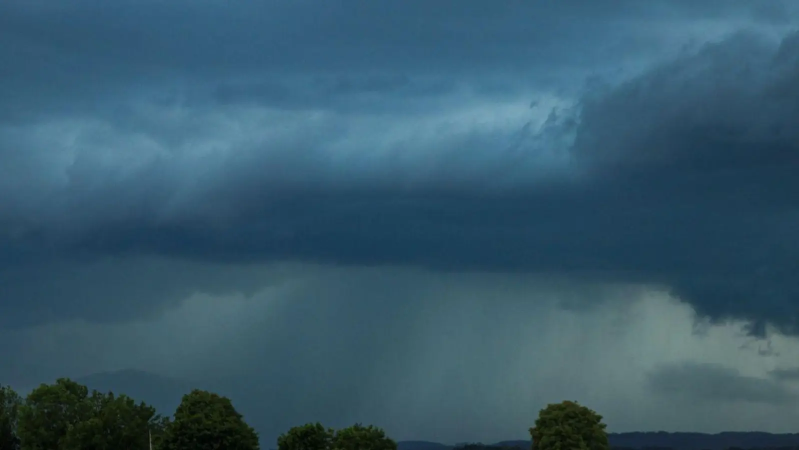 Dunkle Gewitterwolken hängen über der Landschaft in Penzberg in Oberbayern. (Foto: Alexander Wolf/dpa)