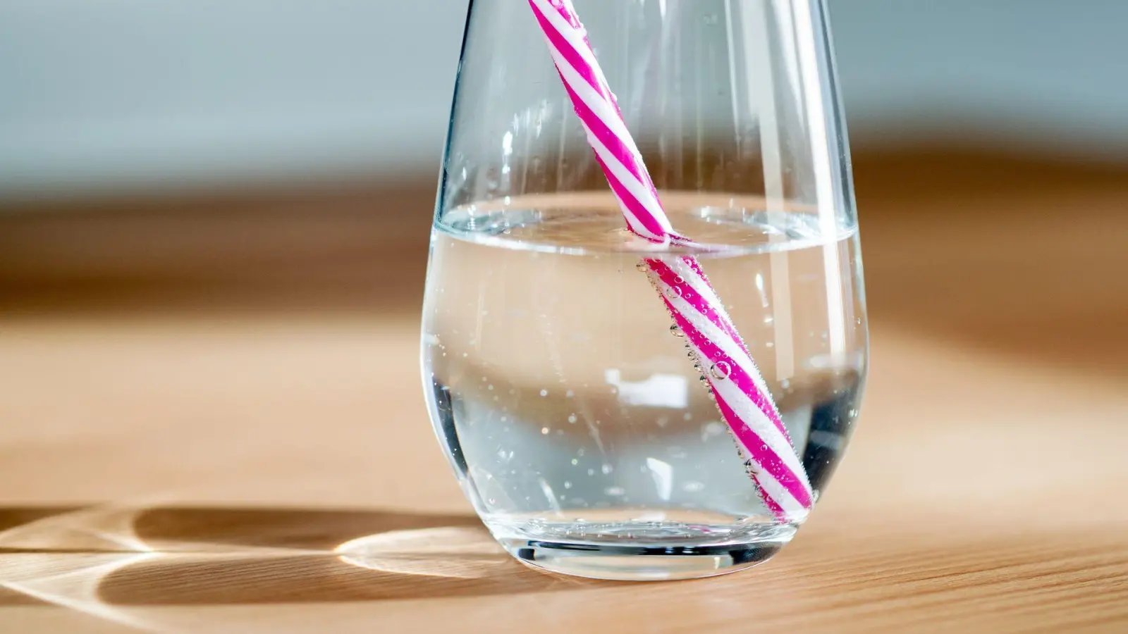 Viele Flavored-Water-Produkte setzen auf Süßstoffe und künstliche Aromen: Ungesüßtes Wasser könnte dadurch langfristig weniger attraktiv wirken. (Foto: Hauke-Christian Dittrich/dpa/dpa-tmn)