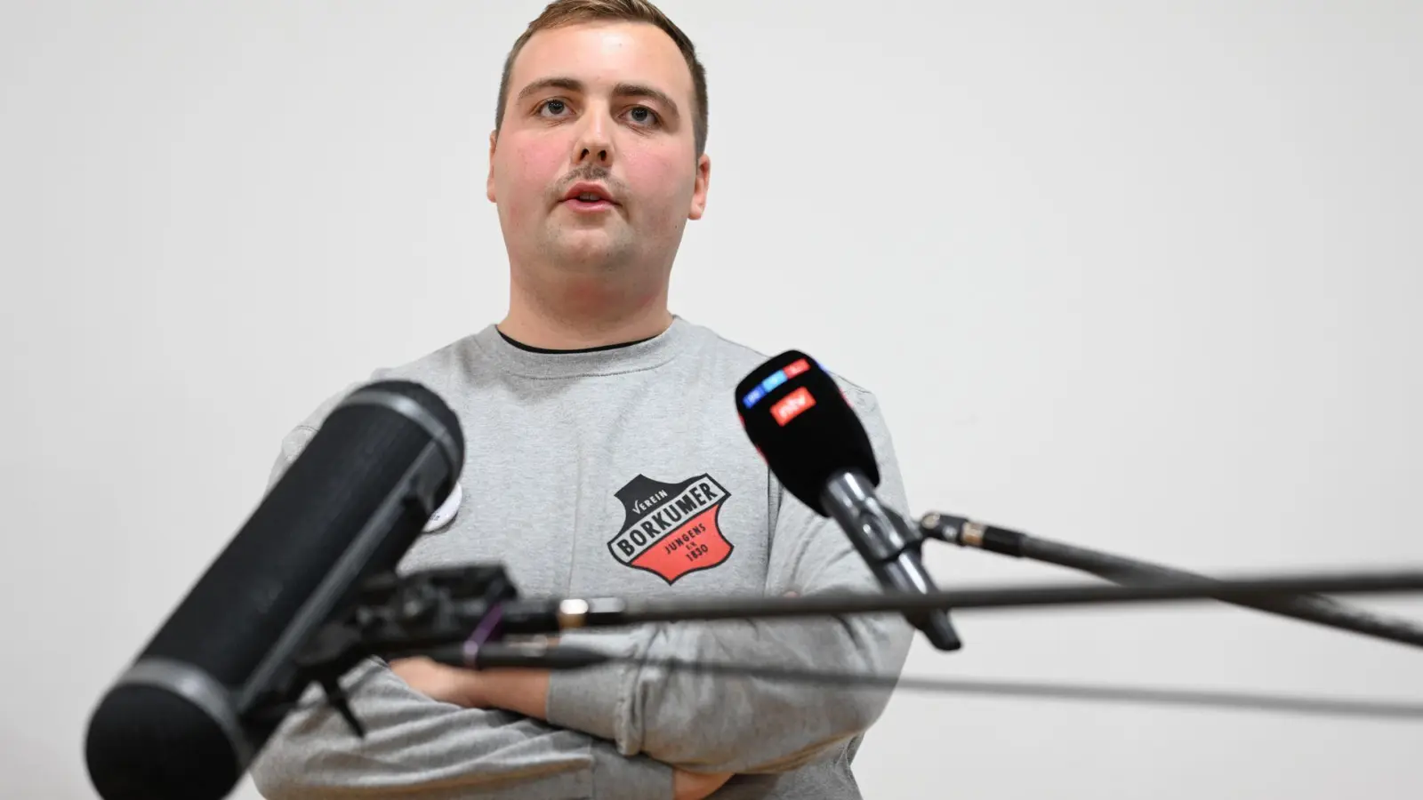 Der Oldermann des Vereins Borkumer Jungens, Maxi Rau, erklärte, bei einem früheren Fest als Klaasohm, der Tradition folgend, auch Frauen geschlagen zu haben.  (Foto: Lars Penning/dpa)