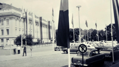 Bei der Bachwoche im Jahr 1963 parkten die Gäste auf dem Schlossplatz unter den Fahnen aus 28 Ländern. Die Fränkische Landeszeitung riet zu leichter Kost vor der Heimfahrt mit dem Auto. (Repro: Jim Albright)