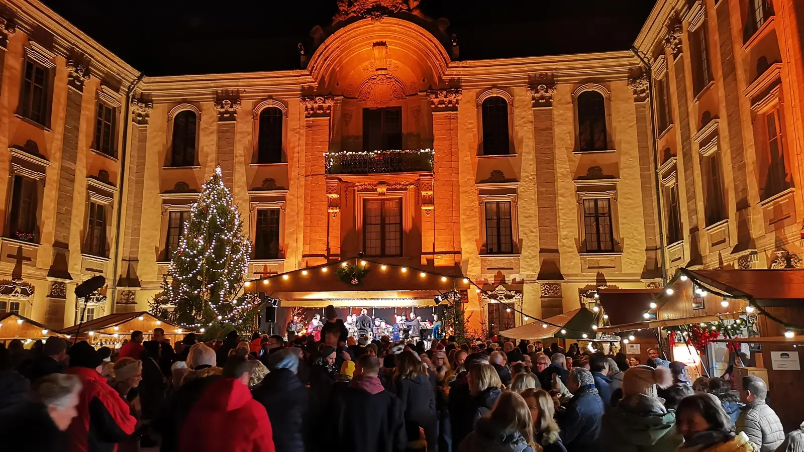 Der Innenhof des Schlosses wird am Wochenende wieder zur Budenstadt. Das dreitägige Programm bietet neben musikalischer Abwechslung auch viel Lokalkolorit. (Foto: Jürgen Binder)