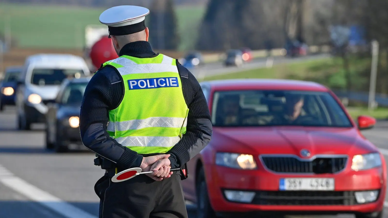 Ein Polizist beobachtet in Tschechien den Verkehr. (Symbolbild) (Foto: Pavlíèek Lubo/CTK/dpa)