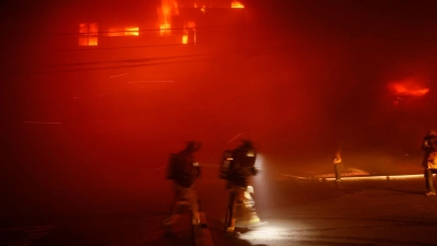 Mehr als 50.000 Menschen müssen wegen der Feuer in der US-Metropole ihre Häuser verlassen. (Foto aktuell) (Foto: Etienne Laurent/FR172066 AP/AP/dpa)