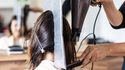 Getestet wurden die Haartrockner auch im Friseursalon. (Foto: Dominik Gigler/Stiftung Warentest/dpa-tmn)