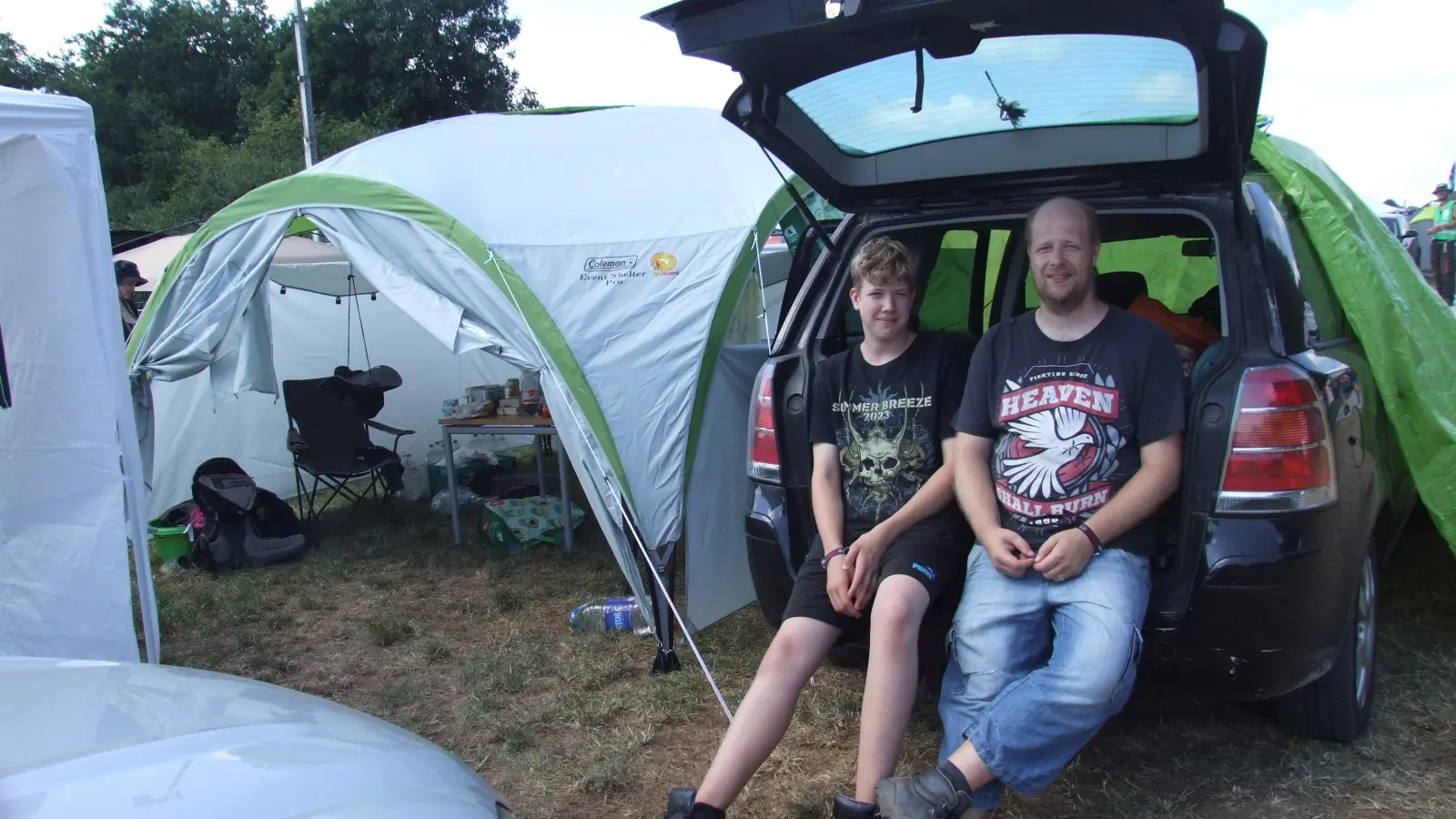 Martin (rechts) und Gregor Rothaug sitzen gerade auf ihrem Bett: Vater und Sohn schlafen während Summer Breeze im Auto. (Foto: Jasmin Kiendl)