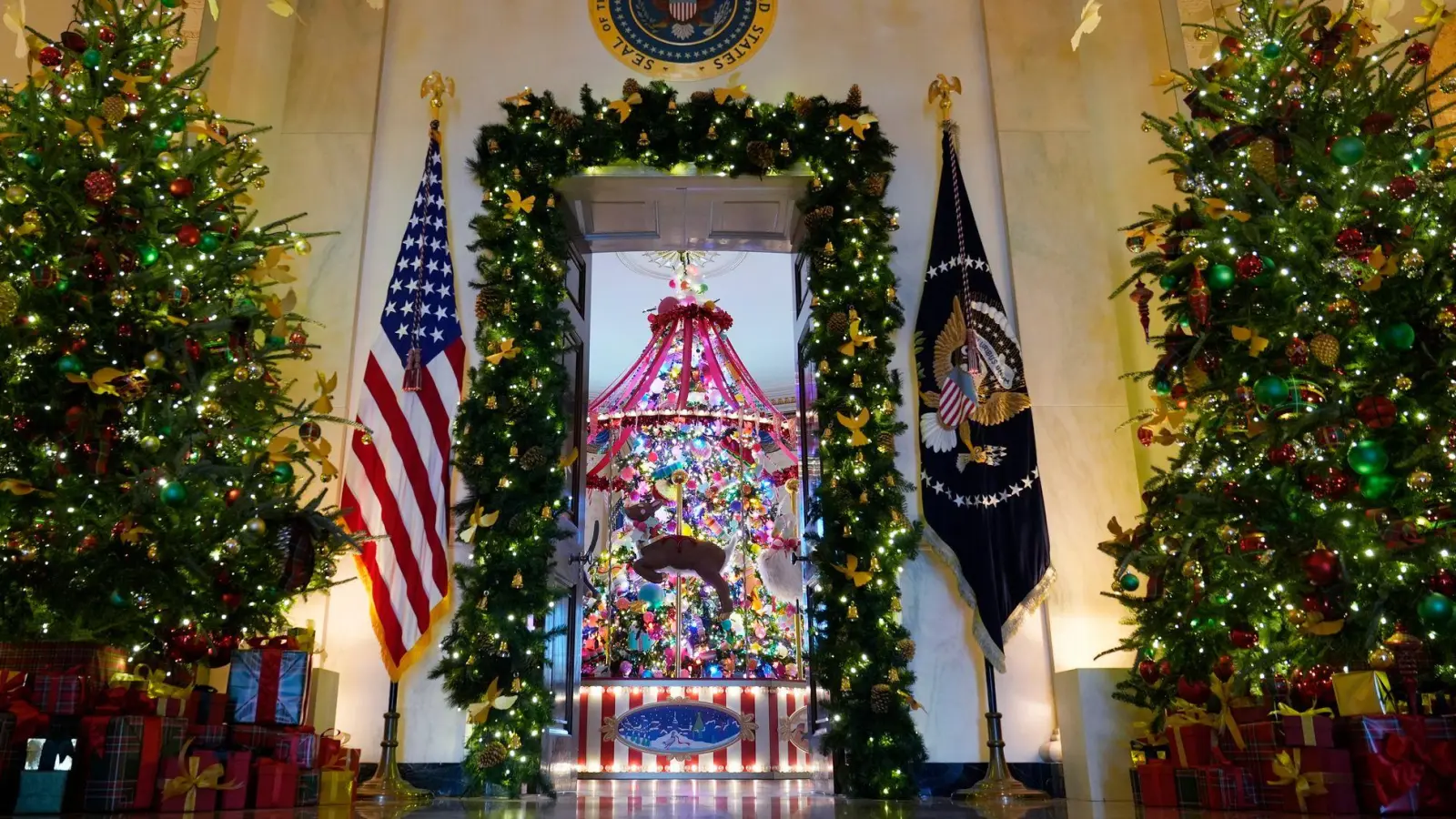 83 Tannenbäume, 165.075 Lichter und Tausende Christbaumkugeln gehören zur Weihnachtsdeko im Weißen Haus. (Foto: Susan Walsh/AP/dpa)