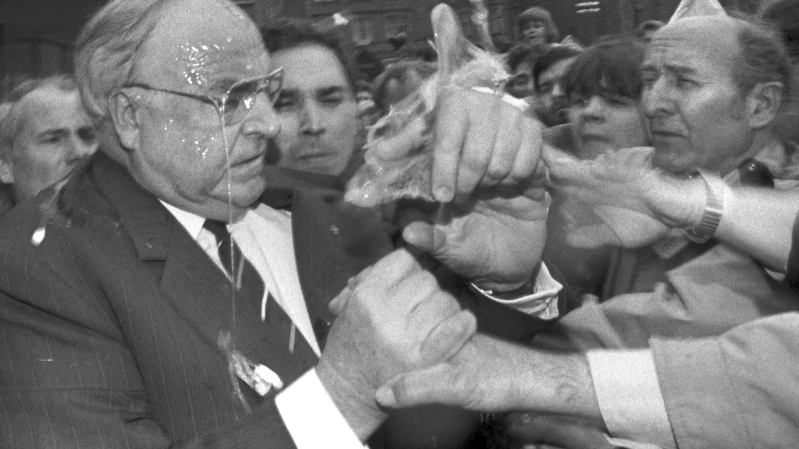 Nachdem er getroffen wurde, versucht Kohl, den Angreifer in der Menge ausfindig zu machen. (Archivbild) (Foto: picture alliance / Peter Kneffel/dpa)