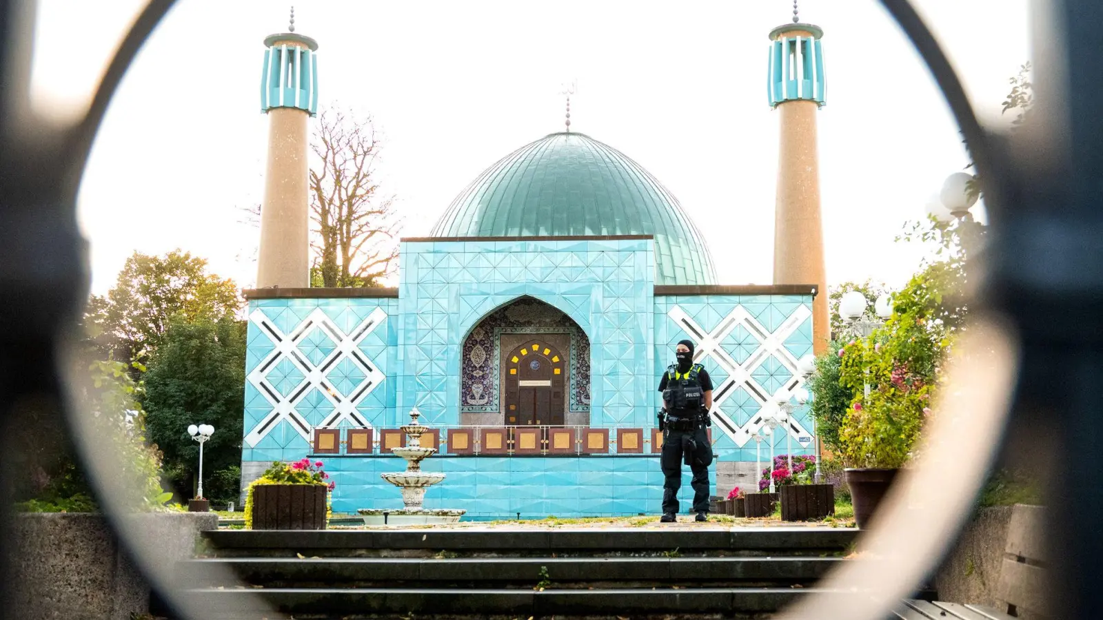 Oberste Priorität für die Kläger ist es, die Blaue Moschee wieder für die Gläubigen zu öffnen zu können. (Archivbild) (Foto: Daniel Bockwoldt/dpa)