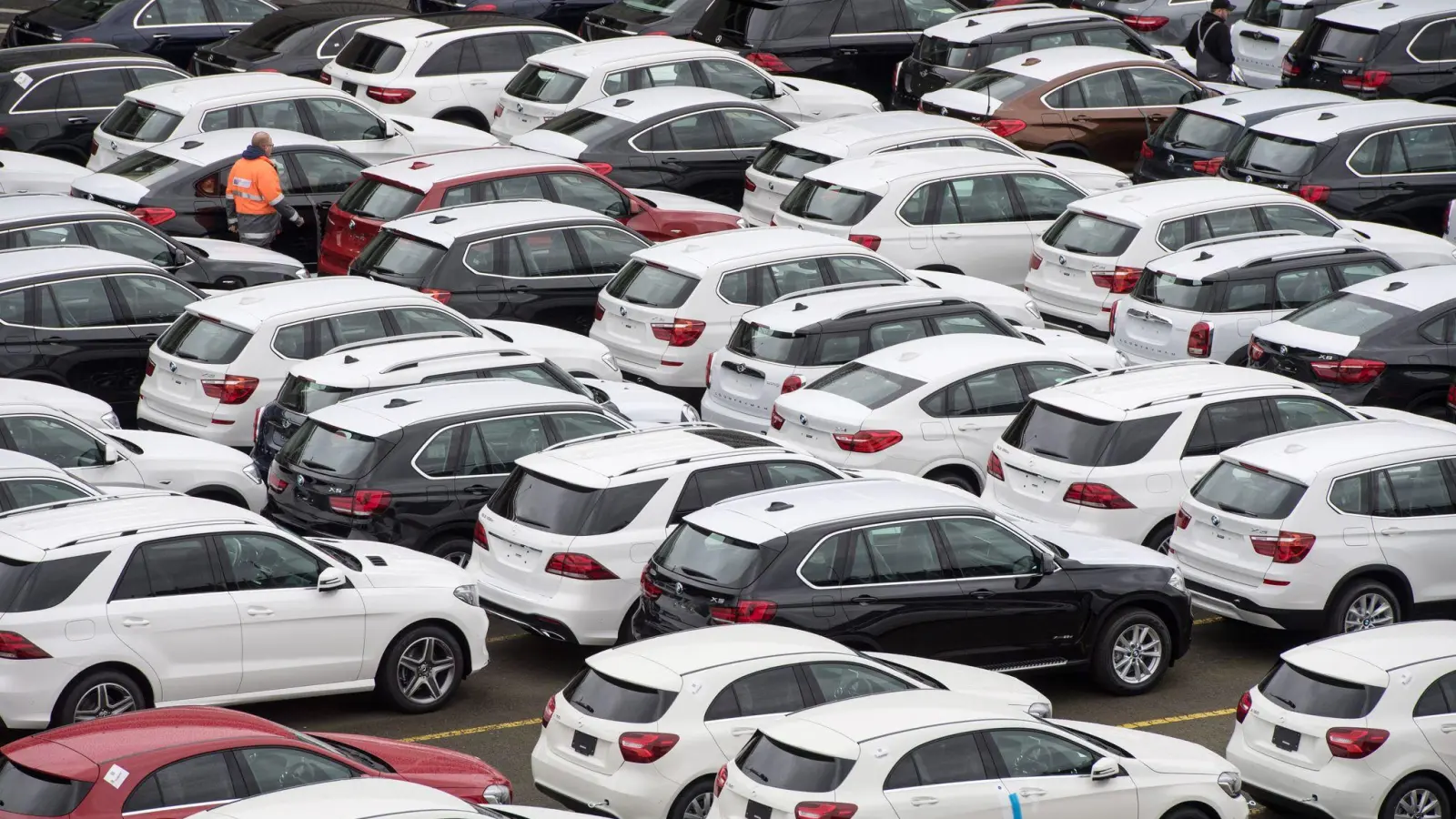 Neuwagen: Die drei großen deutschen Autokonzerne kämpfen mit einem eher zähen Absatz. (Foto: Ingo Wagner/dpa)