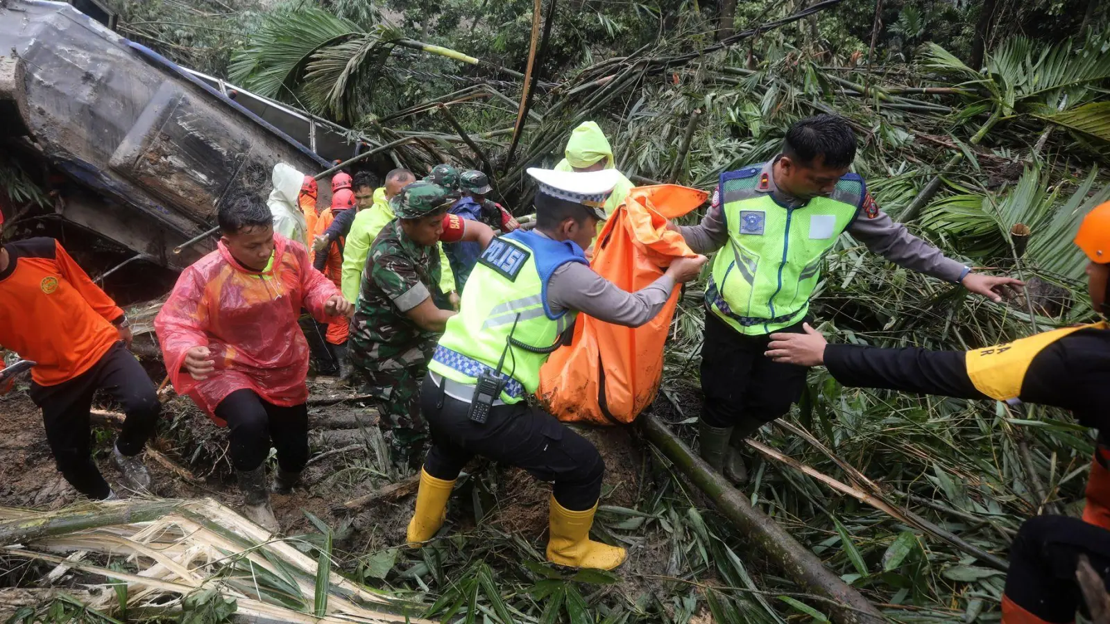 Die Rettungsarbeiten waren wegen der Wetterbedingungen sehr schwierig. (Foto: Binsar Bakkara/AP/dpa)