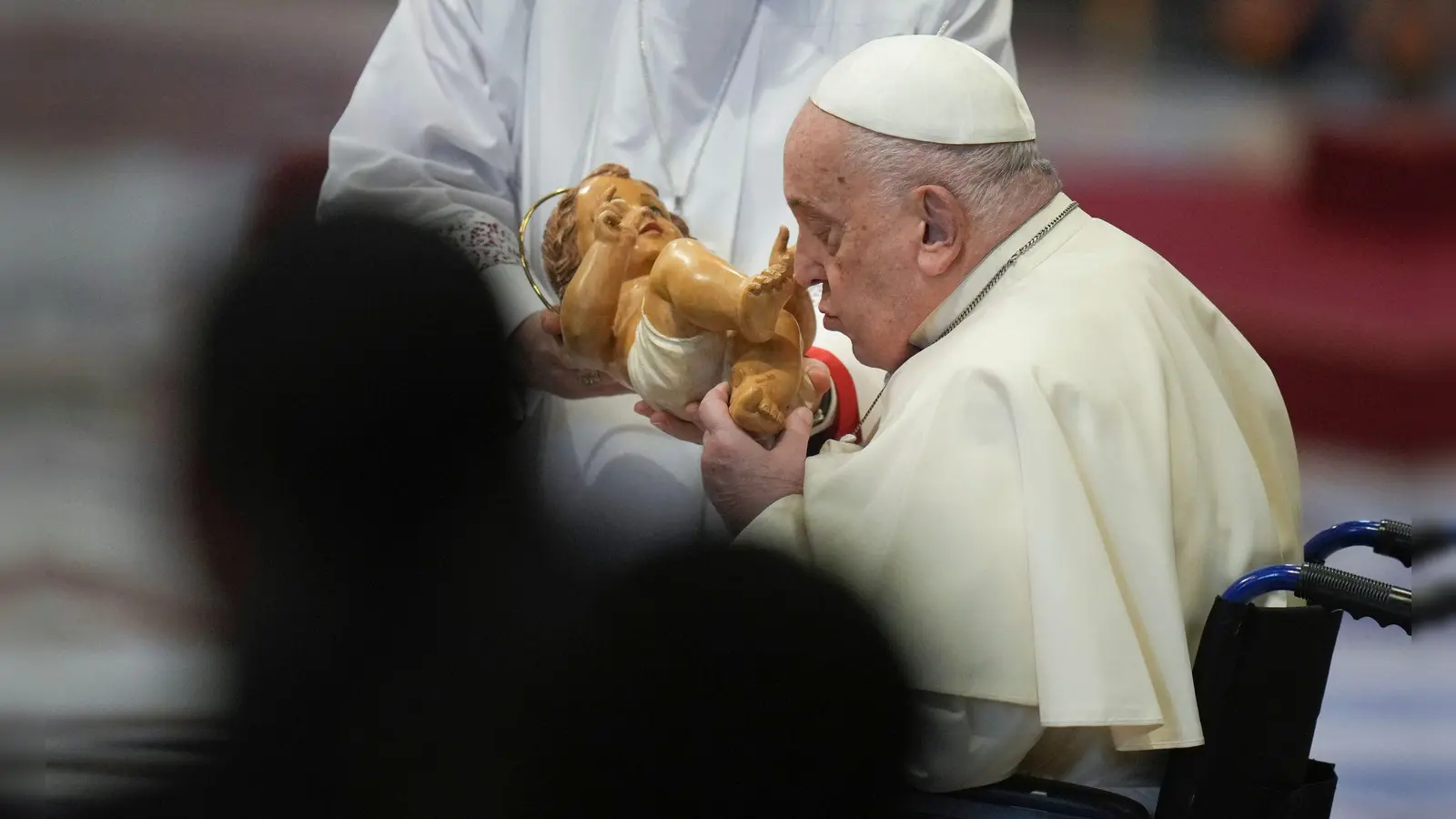 Papst Franziskus ernannte erstmals eine Frau zur Präfektin im Vatikan, die italienische Ordensschwester Simona Brambilla. (Foto: Alessandra Tarantino/AP/dpa)