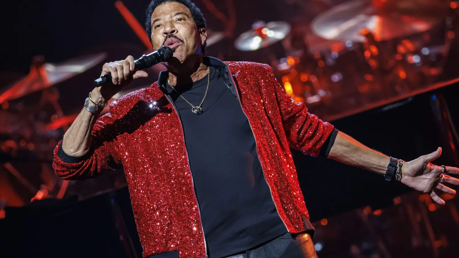 In den letzten Jahren trat Lionel Richie auf vielen Festivals auf. 2025 gibt er auf seiner Europa-Tournee fünf Konzerte in Deutschland. (Foto: Valentin Flauraud/KEYSTONE/dpa)