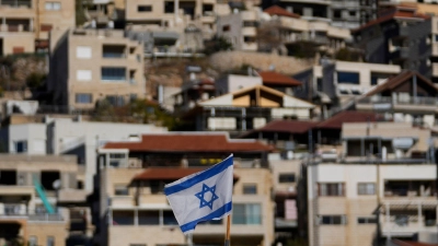 Israelische Flagge weht auf einem Dach nahe dem Grenzgebiet zwischen den Golanhöhen und Syrien.  (Foto: Matias Delacroix/AP/dpa)