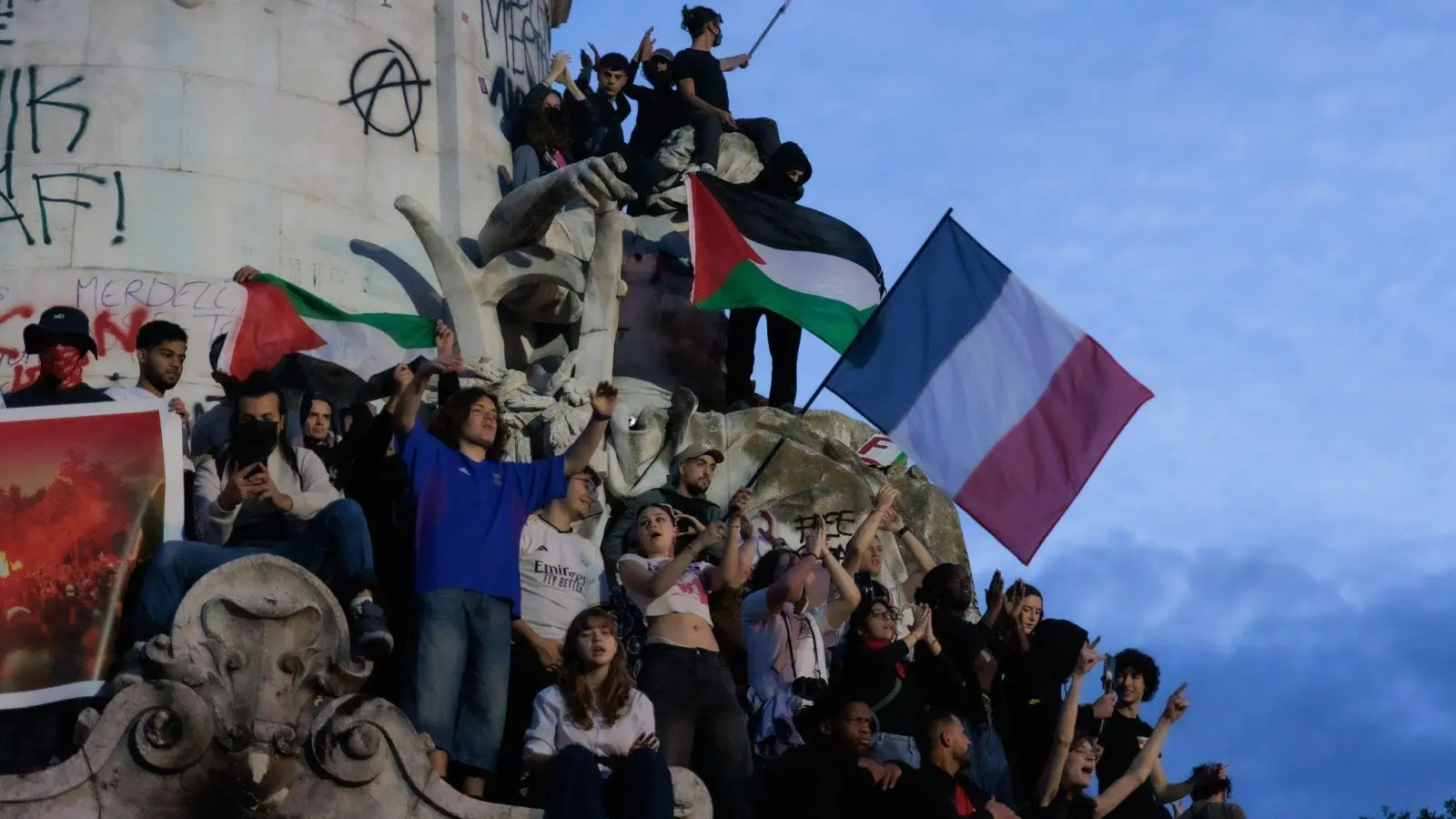 Freude und Trubel nach dem überraschenden Wahlergebnis. (Foto: Sadak Souici/ZUMA Press Wire/dpa)