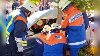 Die Jugendfeuerwehrleute aus Königshofen und Bechhofen meisterten bei einer 24-Stunden-Übung mehrere Herausforderungen. Ein inszenierter Verkehrsunfall stellte einen Einsatz dar. (Foto: Joachim Lechner)