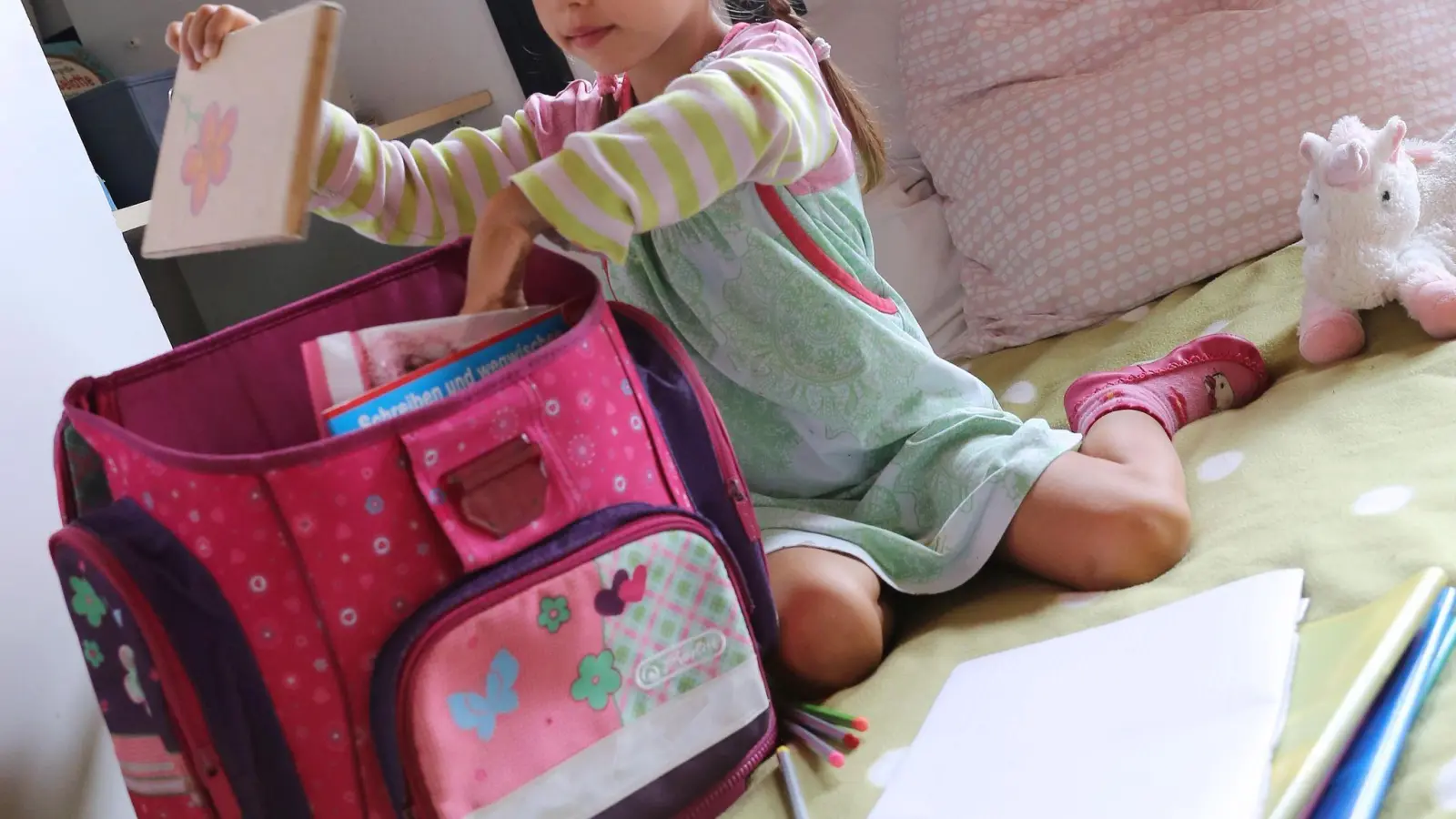 Was muss heute mit - und was darf? Eltern und Schulkinder sollten regelmäßig Inventur im Schulranzen machen. (Foto: Mascha Brichta/dpa-tmn)