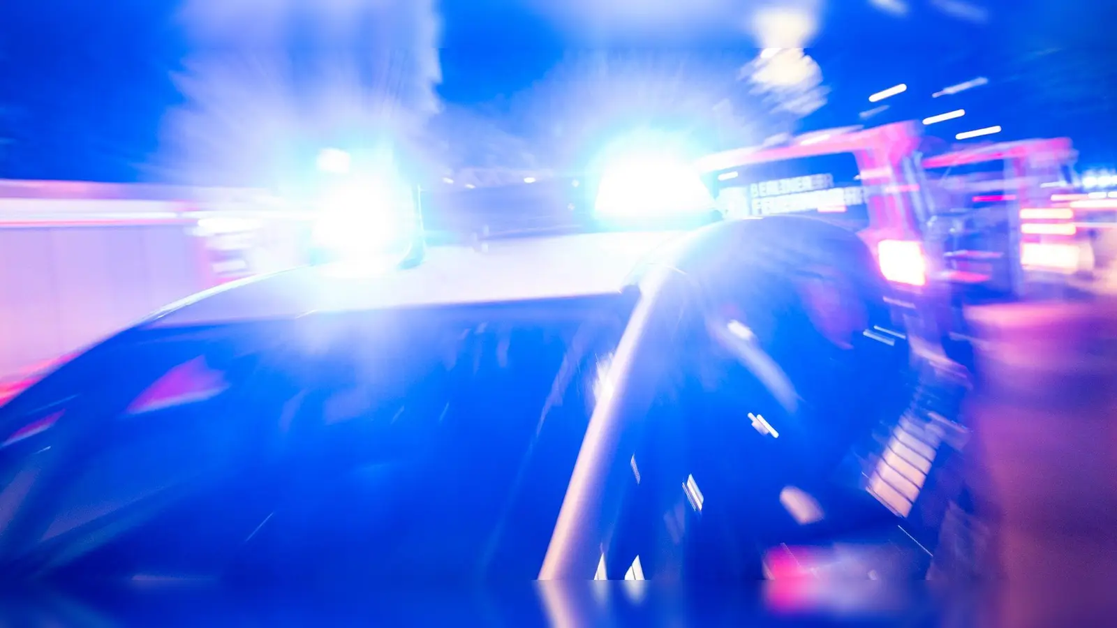 Ein Streifenwagen der Polizei steht mit Blaulicht an einem Einsatzort. (Foto: Christophe Gateau/dpa/Symbolbild)