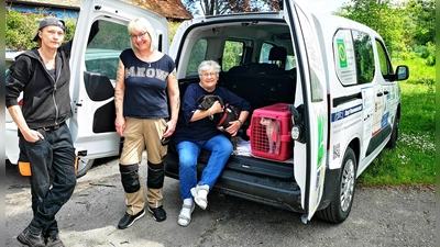 Das über einen Sponsoren-Pool bereitgestellte Dienstauto erleichtert dem Tierheim-Team die Arbeit. Das Bild zeigt Leiterin Dagmar Wiegmann (sitzend) mit den Kolleginnen Tanja Braun und Ariane Wölk-Ade (von links) sowie zwei Vierbeinern. (Foto: Jürgen Binder)