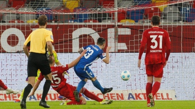 Magdeburgs Atik schießt das vorrübergehende 2:2 (Foto: Roland Weihrauch/dpa)