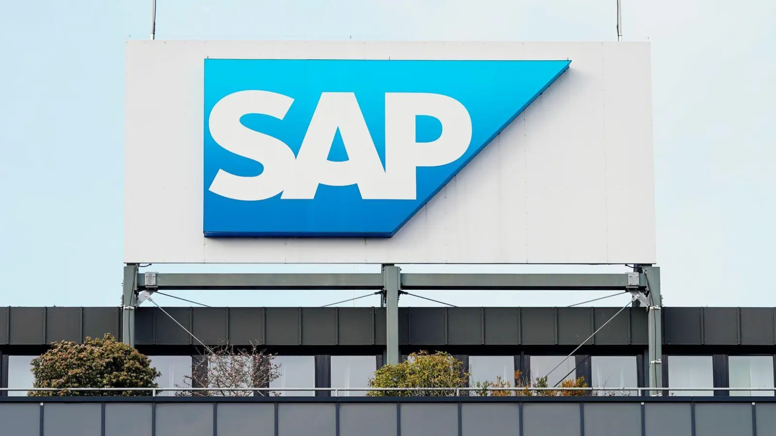 SAP weitet sein Stellenabbauprogramm wegen der hohen Nachfrage bei den Beschäftigten aus - nun sollen 9.000 bis 10.000 Jobs gestrichen werden. (Archivbild) (Foto: Uwe Anspach/dpa)