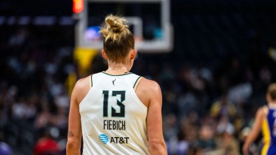 Leonie Fiebich ist in der WNBA zwar ein Rookie, spielt aber dank Erfahrung in Europa wie ein abgezockter Profi. (Foto: Maximilian Haupt/dpa)