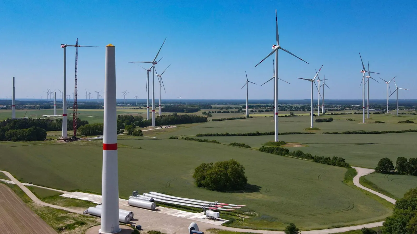 Windräder in Brandenburg. Bisher können die Rotorblätter nicht gut wiederwertet werden. (Foto: Patrick Pleul/dpa)