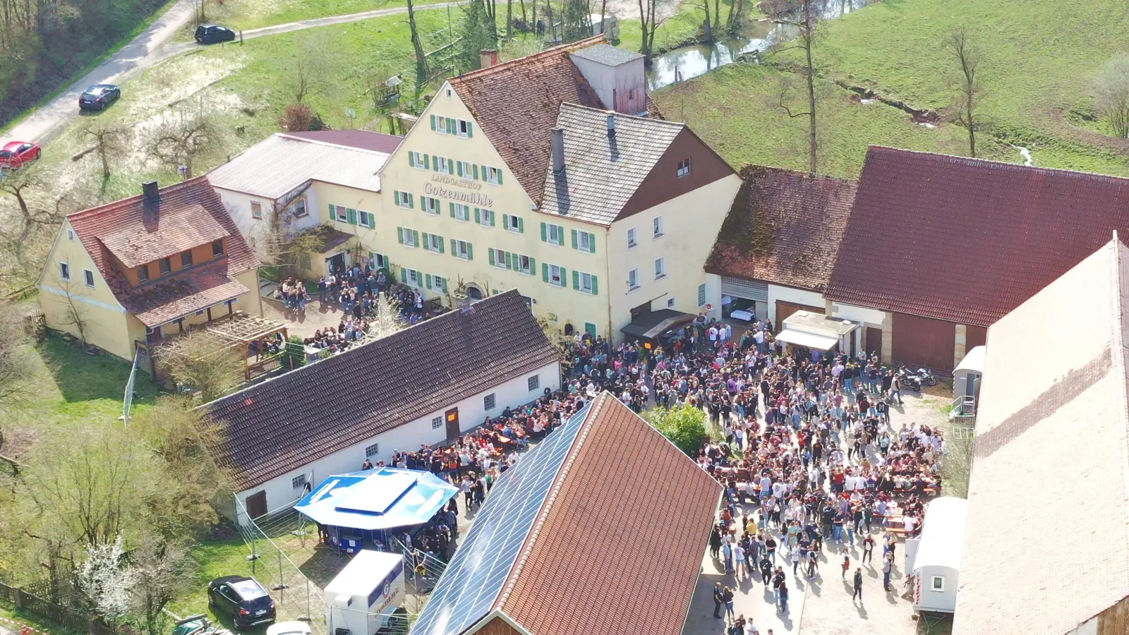 Jedes Jahr drängen sich an Karfreitag die Besucher in der Gotzenmühle zusammen, um Beerenwein zu trinken. Unser Foto zeigt eine Aufnahme von 2023. Dieses Jahr wird der Hof leer bleiben. (Foto: Vilko Segula)