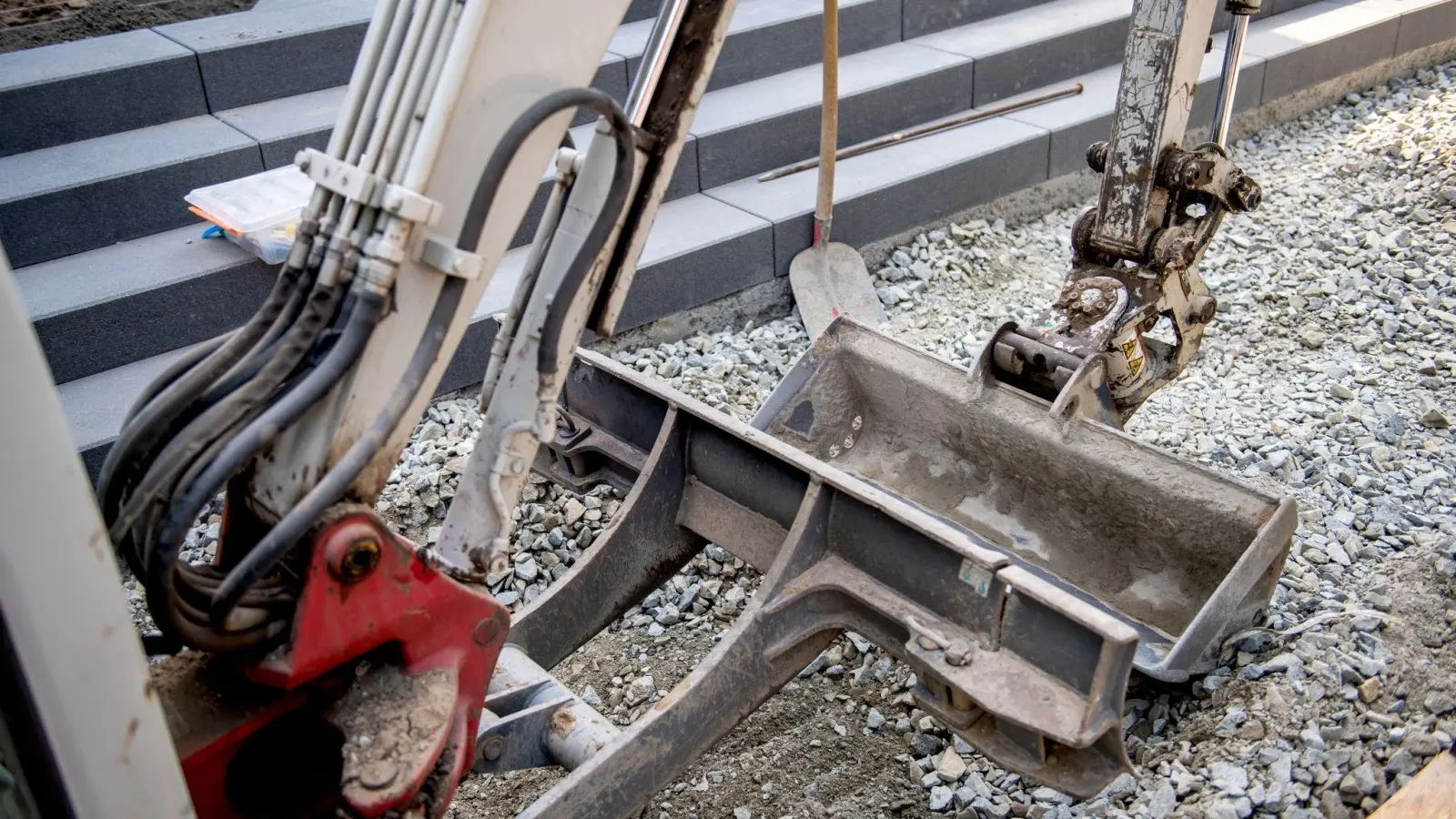 Mit einer Baumaschine wollte der Mann die Kabelkanäle zerstören. (Symbolbild: Zacharie Scheurer/dpa)