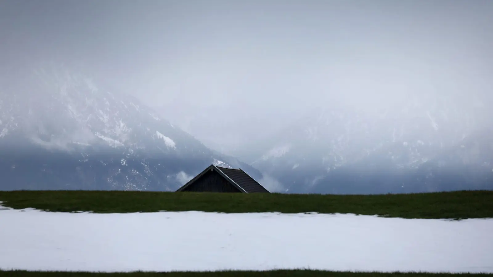 Bayern steht vor unbeständigem Winterwetter mit Regen, Schnee, Glätte und teils dichten Wolken. (Archivbild) (Foto: Karl-Josef Hildenbrand/dpa)