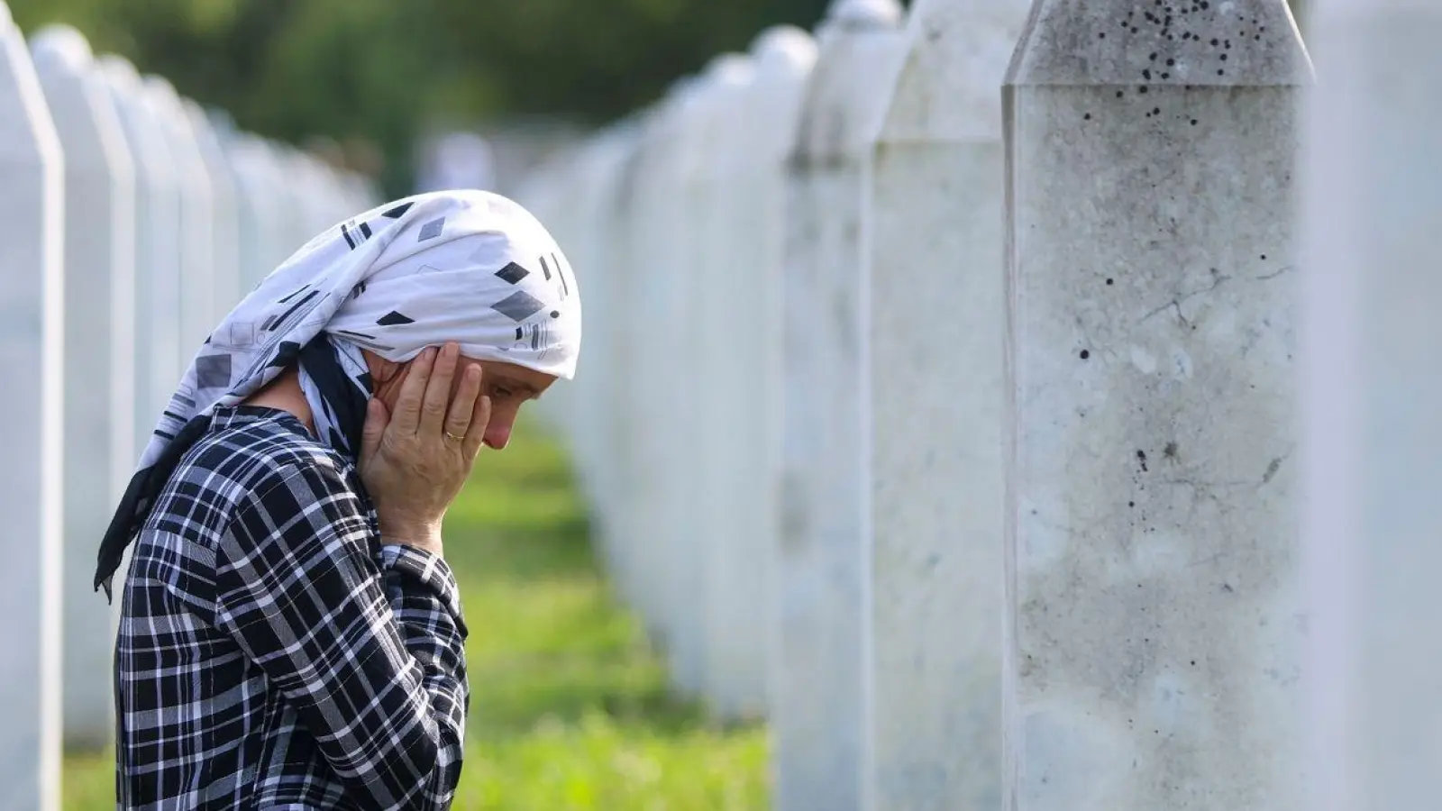 Dem Massaker von Srebrenica im Zuge des Bosnien-Kriegs fielen 8000 bosnische Muslime zum Opfer. (Foto: Armin Durgut/AP/dpa)